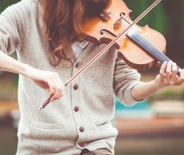 バイオリンとヨガの構え